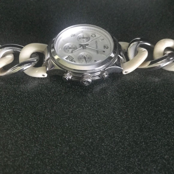 Michael Kors Silver-tone Women’s Runway Twist Chronograph Watch MK-4263 - Picture 7 of 11